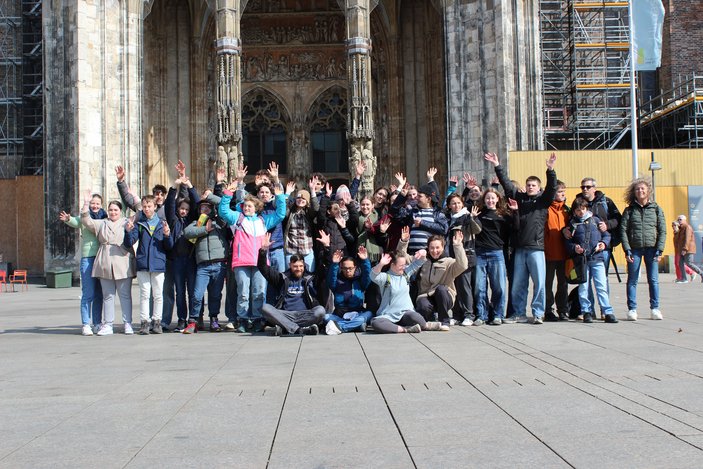 Klassen steht vor einer Kirche. Gruppenbild