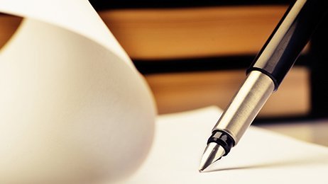 Füller zeigt auf Papier