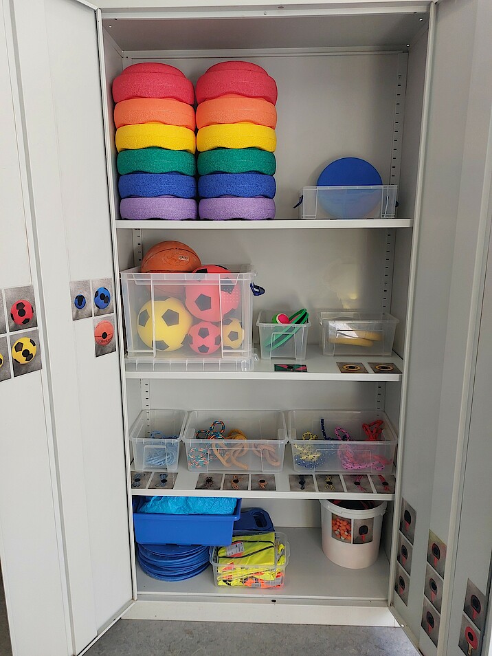 Bild zeigt einen Schrank mit neuen Spielgeräten